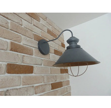 Nástěnné svítidlo v industriálním designu na cihlové zdi