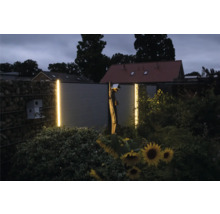 Zahradní pohled s gabionovým plotem, dřevěným plotem a dekorativním LED osvětlením