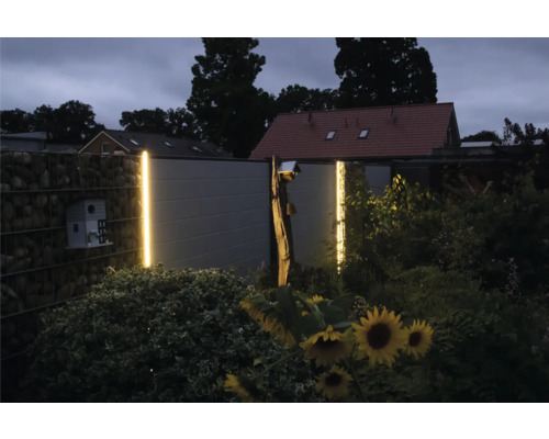 Zahradní pohled s gabionovým plotem, dřevěným plotem a dekorativním LED osvětlením