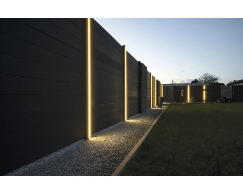 Zahrada s plotem a integrovaným osvětlením