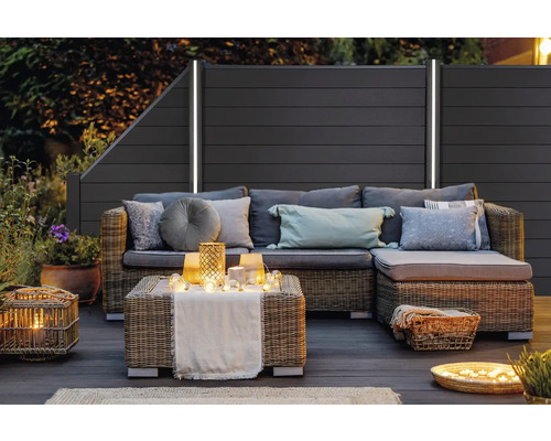 Terasa se zástěnou a ratanovým posezením s polštáři