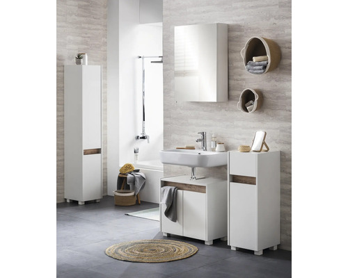 Světlá koupelna s bílým koupelnovým nábytkem, umyvadlem, zrcadlovou skříňkou a dekorativními košíky.