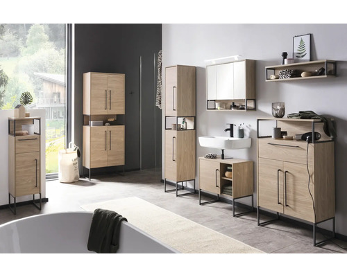 Koupelna s umyvadlem, zrcadlovou skříňkou, spodní skříňkou a vysokou skříňkou ze dřeva s černým kovovým rámem