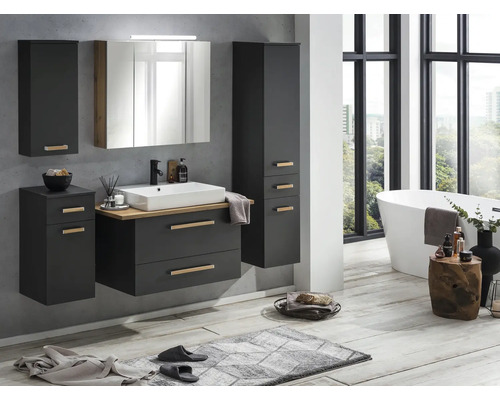 Koupelna s umyvadlem, zrcadlovou skříňkou a vysokou skříňkou v moderním designu
