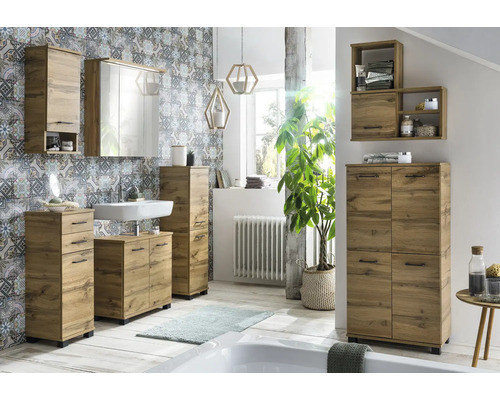 Světlá koupelna s dřevěným nábytkem a květinovou zdí