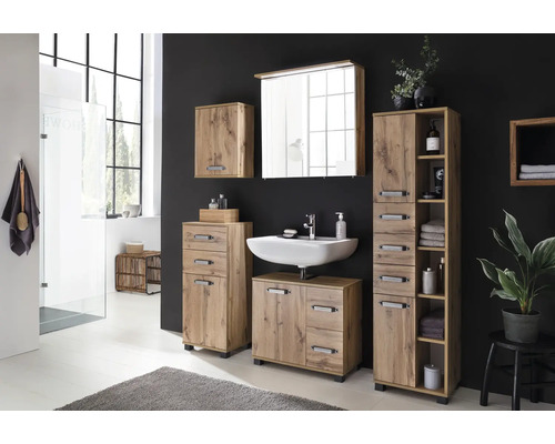 Moderní koupelna s umyvadlem, zrcadlovou skříňkou a dřevěným nábytkem na koupelnové doplňky