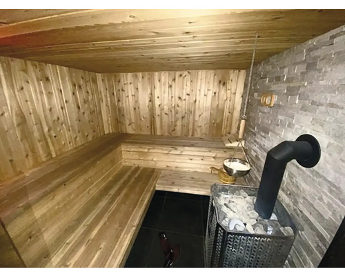 Dřevěná sauna s kamny, lavicemi a příslušenstvím