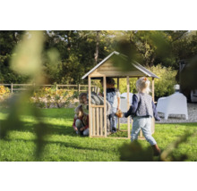 Dětský dřevěný hrací domek s hrajícími si dětmi na zahradě