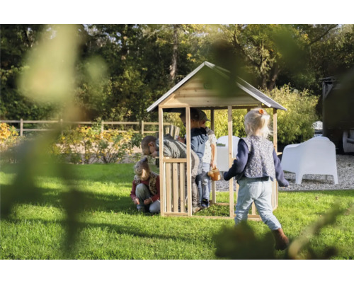 Dětský dřevěný hrací domek s hrajícími si dětmi na zahradě