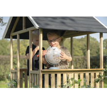 Dvě děti si hrají s glóbem v dřevěném hracím domku