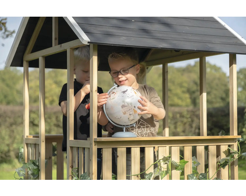 Dvě děti si hrají s glóbem v dřevěném hracím domku