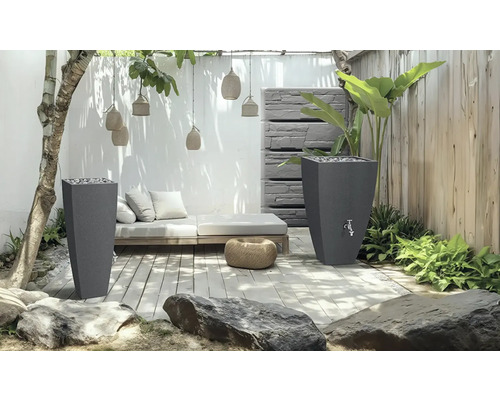 Venkovní prostor s květináči, nádrží na vodu a posezením