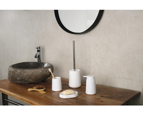 Koupelnová umyvadlová skříňka s kamenným umyvadlem a bílými koupelnovými doplňky