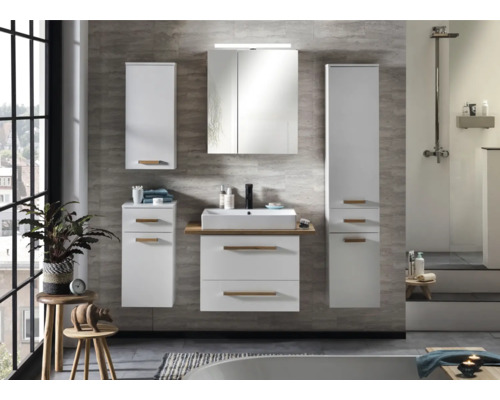 Koupelna s umyvadlem, zrcadlovou skříňkou a vysokými skříněmi