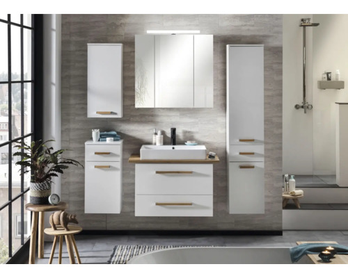 Koupelna s umyvadlem, zrcadlovou skříňkou a vysokými skříňkami ve světlém provedení