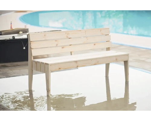Dřevěná venkovní lavička poblíž bazénu