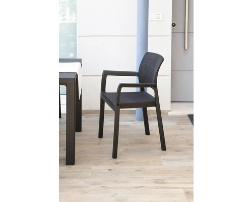 Zahradní křeslo s područkami z plastu