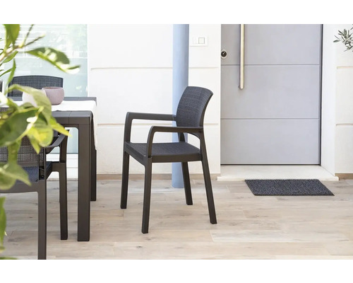 Zahradní scéna s křeslem, stolem a vchodovými dveřmi