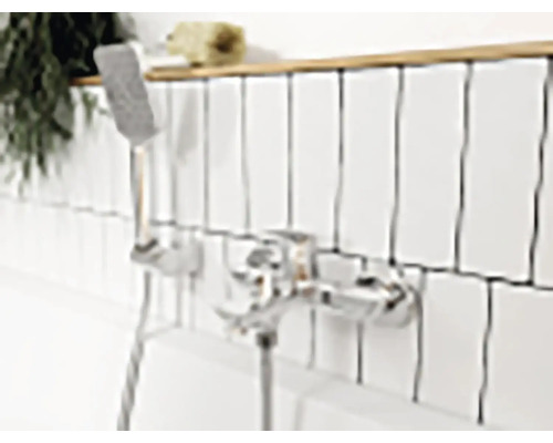 Fotografie koupelny s bílými obkládačkami a sprchovou baterií