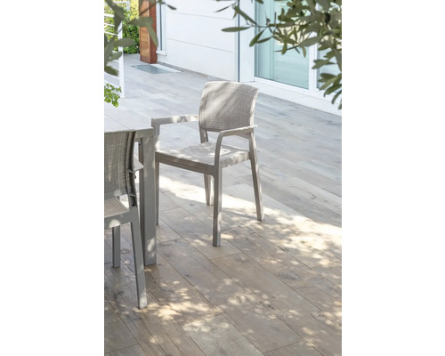 Zahradní scéna s hliníkovým a textilním křeslem na terase