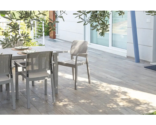 Terasa s jídelním stolem a zahradními židlemi z kovu a textilie