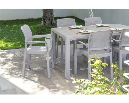 Zahradní scéna s jídelním stolem a židlemi na terase