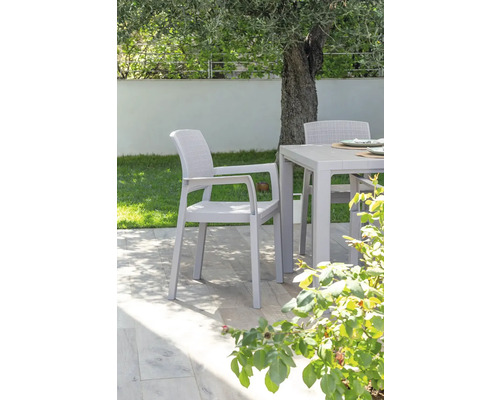 Zahradní scéna se stolem a židlemi z plastu