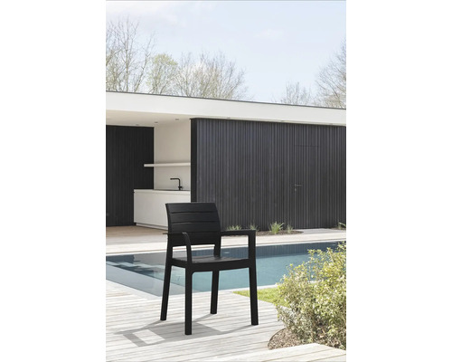 Plastová zahradní židle na terase