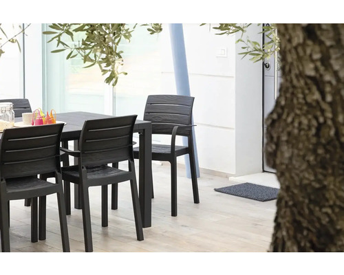 Jídelní souprava s plastovými židlemi pro venkovní použití