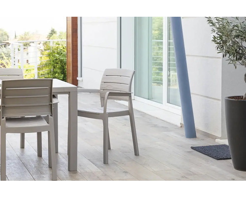 Zahradní scéna se zahradním stolem a zahradními židlemi na terase