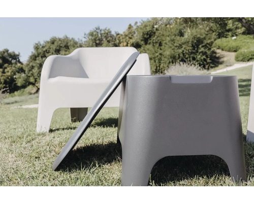 Zahradní nábytek set s židlí a stoličkou na trávníku