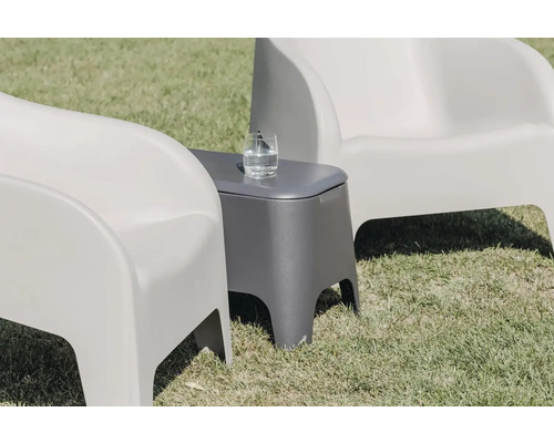 Zahradní scéna se dvěma židlemi a odkládacím stolkem