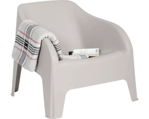 Plastové zahradní křeslo s kostkovanou dekou a knihou