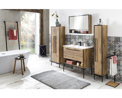 Světlá koupelna s umyvadlem, zrcadlovou skříňkou, vysokými skříněmi a vanou pro přátelskou atmosféru