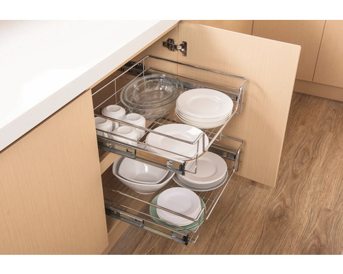 Kuchyňská skříňka s výsuvnými drátěnými koši pro uložení nádobí