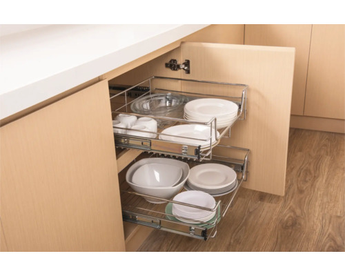 Výsuvná skříňka s odkapávačem nádobí v kuchyňské skříňce.