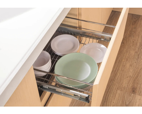 Výsuv s talíři a miskami v kuchyňské skříňce.