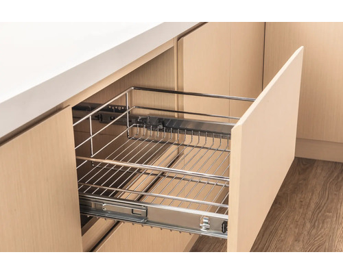 Vysunutá kuchyňská skříňka s drátěným košem a plným výsuvem