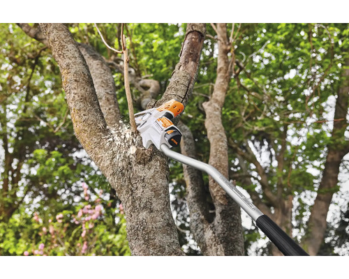 Akumulátorová tyčová pila prořezává větev