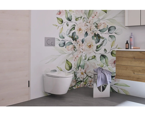 Moderní koupelna se závěsným WC, tapetou s květinovým vzorem a umyvadlovou skříňkou