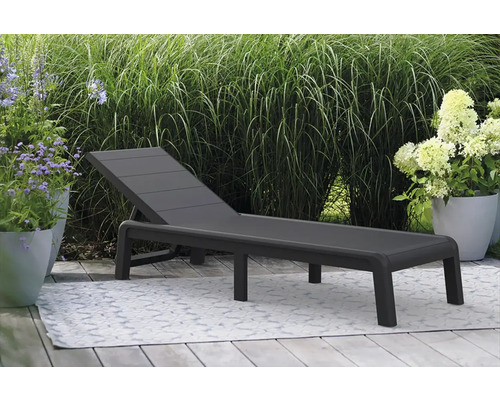 Plastové lehátko na zahradě