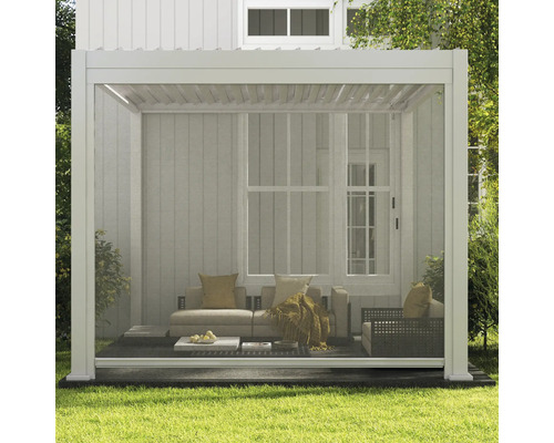 Pergola s nábytkem a ochranou proti hmyzu na zahradě.