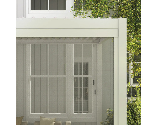 Detailní záběr pergoly se sítí proti hmyzu před domem