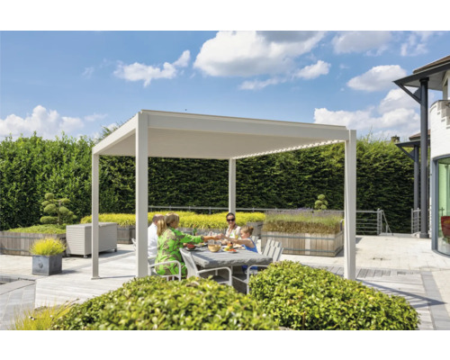 Rodina sedí pod terasovým přístřeškem na zahradě.