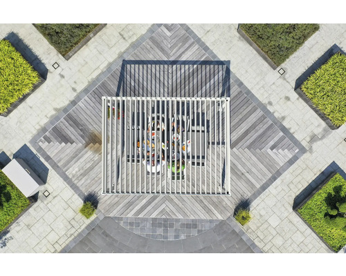 Pohled shora na zahradní scénu s terasou, pergolou a rostlinami