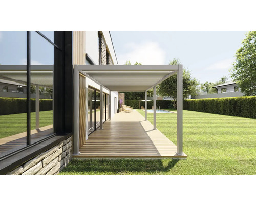 Terasa s pergolou, dřevěnou palubou a trávníkem