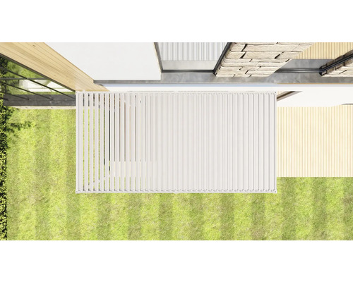 Pohled shora na zastřešení terasy na trávníku.