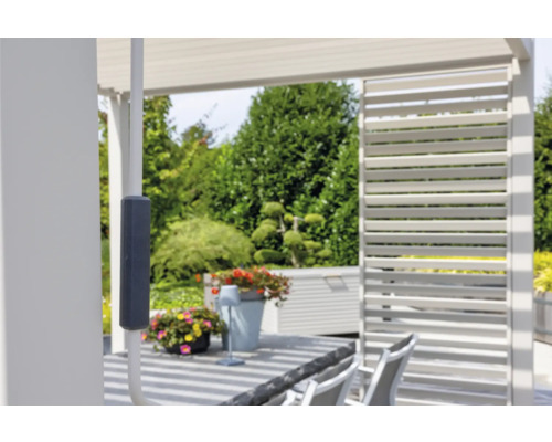 Scéna terasového zastřešení s žaluziemi a zahradní dekorací