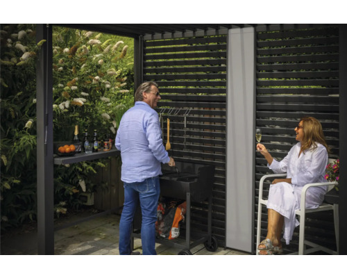 Scéna zahradní párty s grilem pod terasovým přístřeškem s lamelovou stěnou