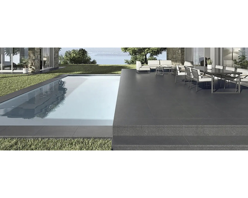 Venkovní prostor s bazénem, terasou a zahradním nábytkem